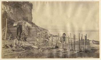 Fabrication d'un canot d'écorce, La Malbaie, QC, avant 1865