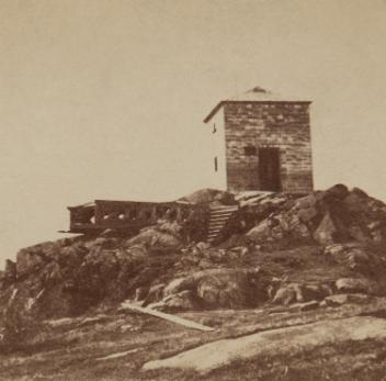Bâtiment au sommet du mont Beloeil (aujourd'hui mont Saint-Hilaire), QC, vers 1858