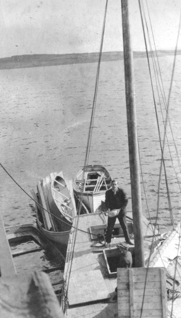 Hugh A. Peck unloading ballast from schooner, Port Harrison (Inukjuak), Hudson Bay, 1909