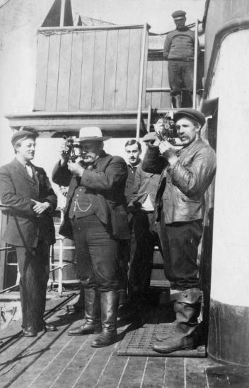 Hugh A. Peck et des membres de l'équipage à bord l'S. S. Sardinian « Adventure », 1909
