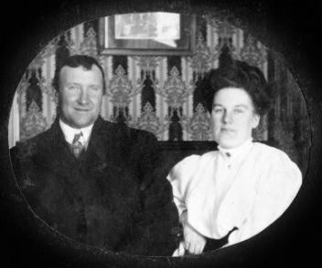 M. Cotter, marchand de la Compagnie de la Baie d'Hudson, en compagnie de son épouse, Fort Chimo (Kuujjuaq), baie d'Ungava, 1909