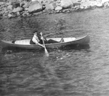 Hugh A. Peck dans un canot, baie James, 1909