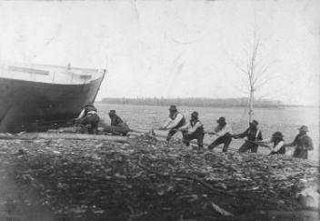 Mise à l'eau d'un bateau en mai à Moose Factory, baie Hannah, 1909