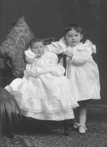 Bébé Daintry Notman et sa tante Phyllis Pyke, Montréal, QC, 1899