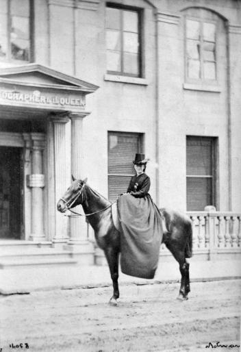 Mlle Proctor et son cheval devant le studio Notman, rue Bleury, Montréal, QC, 1865
