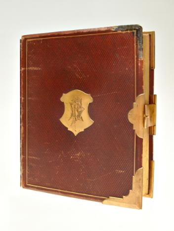 Album de la famille Frothingham, couverture rouge portant le monogramme « LDF », 1862-1885