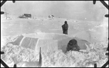 La première étape dans la construction d'un igloo, 1920 (?)