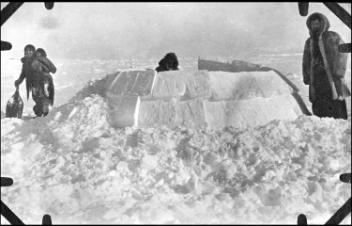 La deuxième étape dans la construction d'un igloo, 1920 (?)