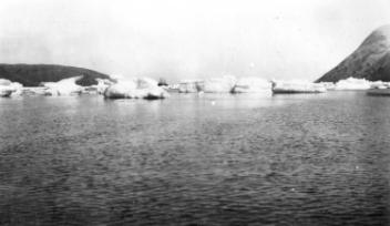 Le vapeur « Baychimo » au loin, Erik Cove, détroit d'Hudson, NU, 1921