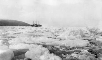 Le vapeur « Baychimo » dans la baie d'Erik Cove, détroit d'Hudson, NU, 1921