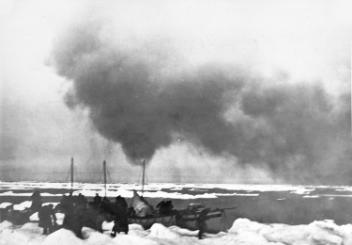Passagers et équipage du vapeur « Bayeskimo » sur la glace et dans des canots de sauvetage, baie d'Ungava, NU, 1925