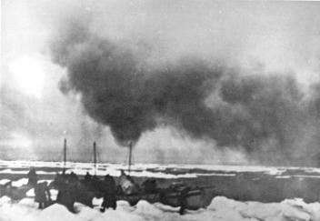 Passagers et équipage du vapeur « Bayeskimo » sur la glace et dans des canots de sauvetage, baie d'Ungava, NU, 1925, copie réalisée en 1970-1980
