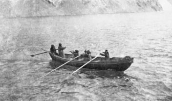 Les premiers Inuits à visiter le vapeur « Baychimo » ancré dans Albert Harbour, NU, 1921, copie réalisée en 1970-1980