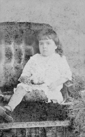 Enfant assis, Halifax, N.-É, 1860-1870