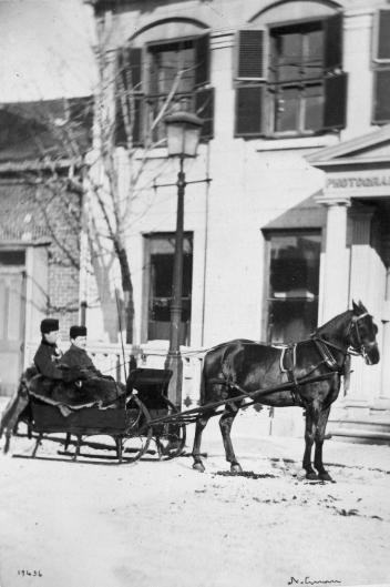 La carriole du capitaine Seymour au studio Notman, rue Bleury, Montréal, QC, 1866