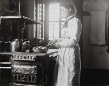 Jeanne Cartier dans la cuisine, Saint-Antoine-sur-Richelieu, QC, 1903