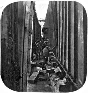 Vue du tube no 12 depuis le pilier no 11, pont Victoria, Montréal, QC, 1859