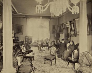 Mme Adolphus M. Hart en compagnie d'une amie dans son salon, Montréal, QC, vers 1895