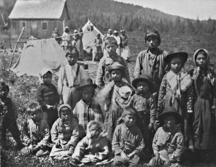 Enfants autochtones, rivière Saint-Maurice, QC, vers 1900