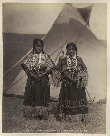 Siupakio et Sikunnacio, jeunes filles T'suu T'ina, près de Calgary, Alb., vers 1885