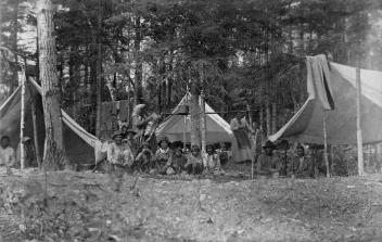 Campement d'été autochtone, rivière Saint-Maurice, QC, vers 1900