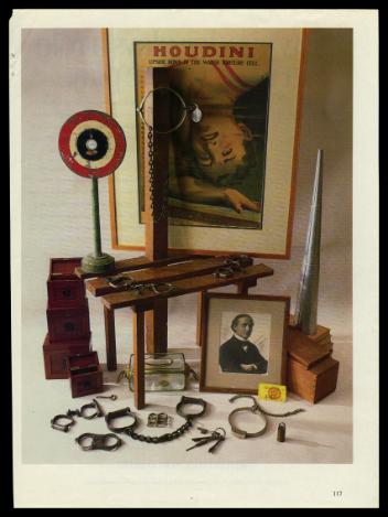 Coupure de presse montrant une collection d'objets en lien avec Houdini