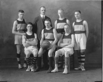 Groupe de basket-ball de la promotion de 1923 de la faculté des arts de McGill, Montréal, QC, 1922