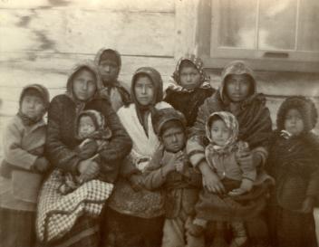 Enfants autochtones, rivière Saint-Maurice, QC, vers 1900