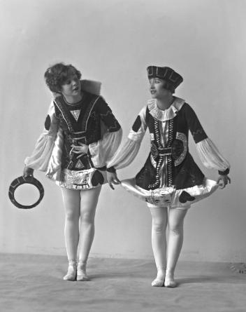 Mlles Finney et Cox en train de danser, Montréal, QC, 1923