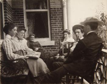 Groupe avec Jeanne et J. A. Cartier, Saint-Antoine-sur-Richelieu, QC, 1903