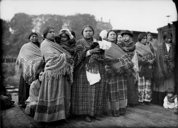 Femmes et enfants autochtones lors de la visite royale, Vancouver, C.-B., 1901