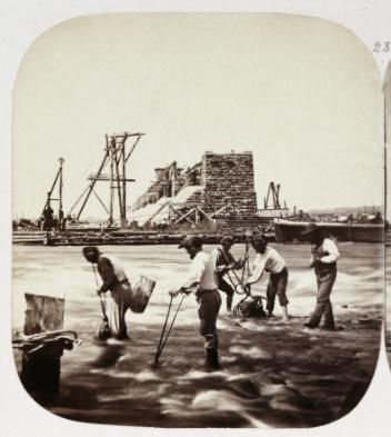 Ouvriers détruisant un caisson à claire-voie, pont Victoria, Montréal, QC, 1859
