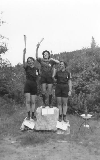 Les Olympiades, Guides sur un podium, QC, 1962