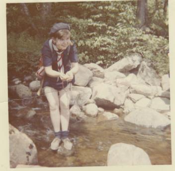 La guide Murielle Mailloux, 47e Saint-Sacrement, debout dans un ruisseau, QC, vers 1963