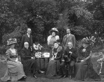 Family portrait in a garden, MA ?, about 1908