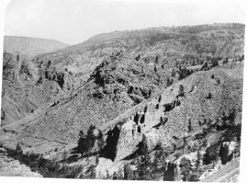 Bancs et colonnes de gravier sur la rivière Tranquille, près de Kamloops, C.-B., 1871