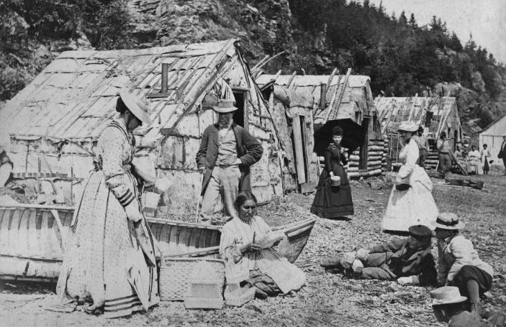 Huttes autochtones en écorce et femme fabriquant un panier, La Malbaie, QC, vers 1873