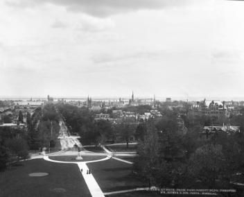 Vue de l'avenue Queen's depuis l'édifice du Parlement, Toronto, Ont., vers 1897