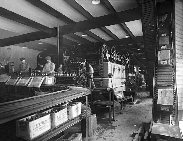 Chaîne de production, brasserie Dawes, Lachine, QC, vers 1920