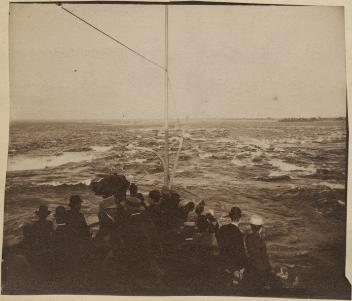 Vue des rapides de Lachine depuis le pont d'un vapeur, près de Montréal, QC, vers 1870