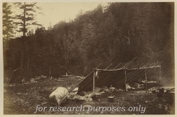 Camp de bûcherons lors de la drave, rivière Rouge, QC, 1860-1865