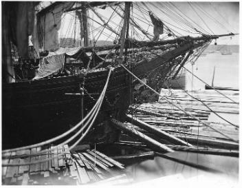 Chargement de bois équarri à bord d'un bateau par bâbord devant, Québec, QC, 1872