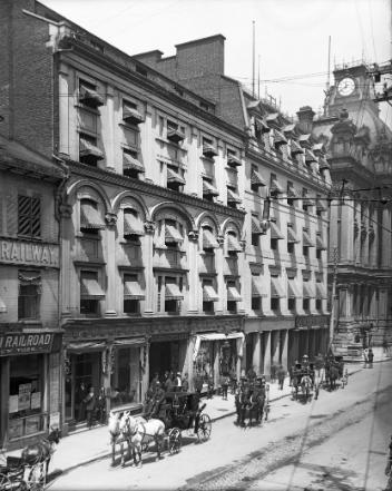 Entrée Saint-Laurent, rue Saint-Jacques, Montréal, QC, vers 1890
