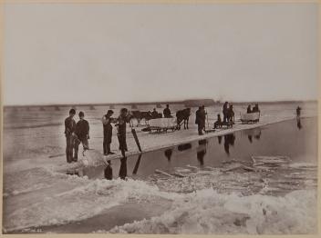 Découpage de la glace sur le fleuve Saint-Laurent à Montréal, QC, vers 1869