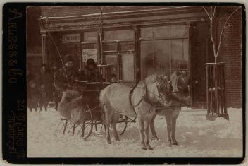 Couple non identifié dans un traîneau, Montréal, Québec, 1888-1907