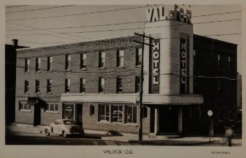 Vue de l’Hôtel Val d'Or, Val-d'Or, Québec, 1940-1945