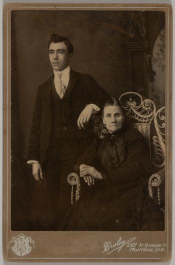 Portrait de deux personnes non identifiées, Montréal, Québec, 1898-1924