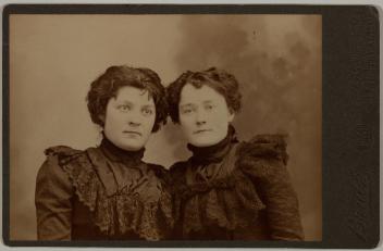 Portrait de deux femmes non identifiées, Montréal, Québec, 1899-1900