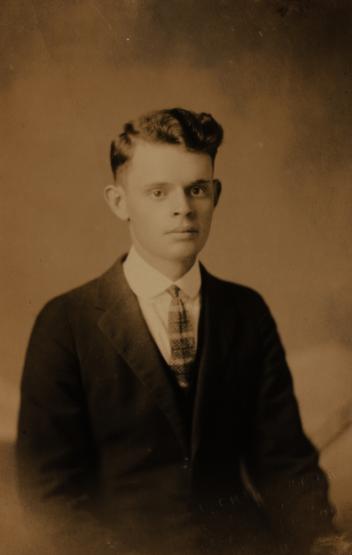 Portrait d’un homme non identifié, L'Épiphanie, Québec, 1920-1950