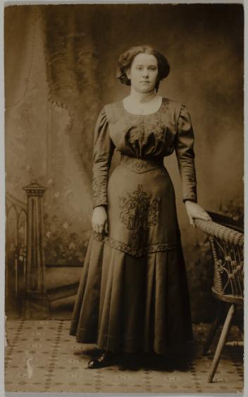 Portrait d’une femme non identifiée, Nicolet, Québec, 1908-1911